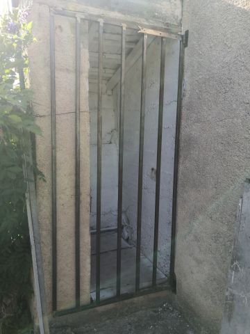 grille d'un des cachot de l'Antre Des Vices, gites BDSM proche de Valence